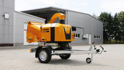 Powerful chipper with petrol engine on braked chassis (26,5 HP) LS 160 PB